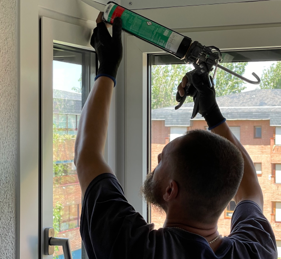 Hombre dando silicona