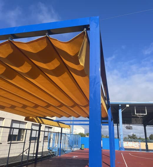 Hombre dando silicona