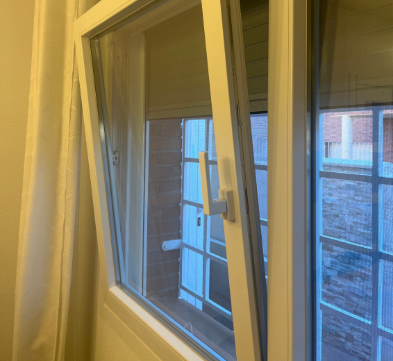 Hombre dando silicona