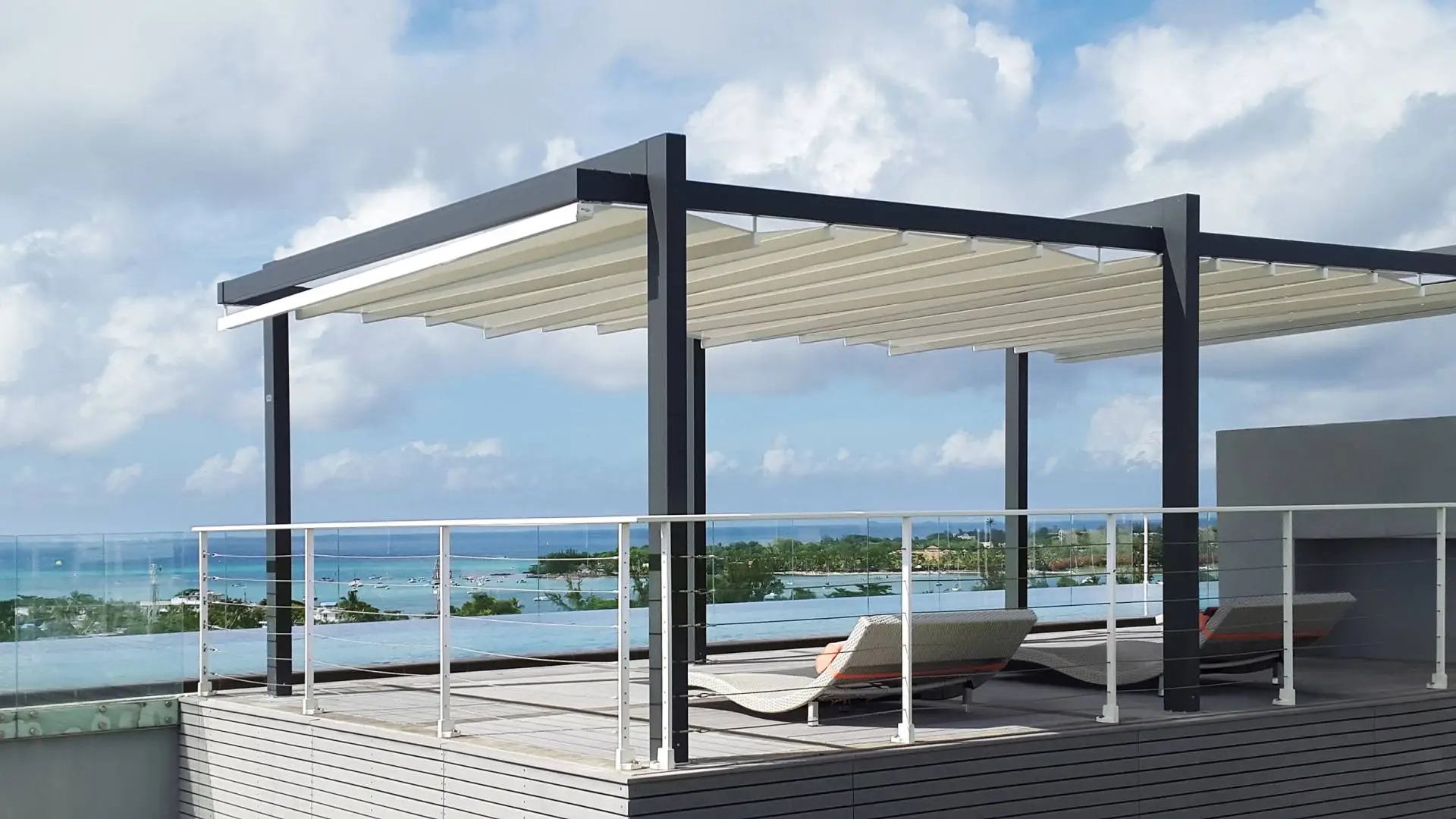 Pérgola Bandalux con lona tensada sobre terraza exterior