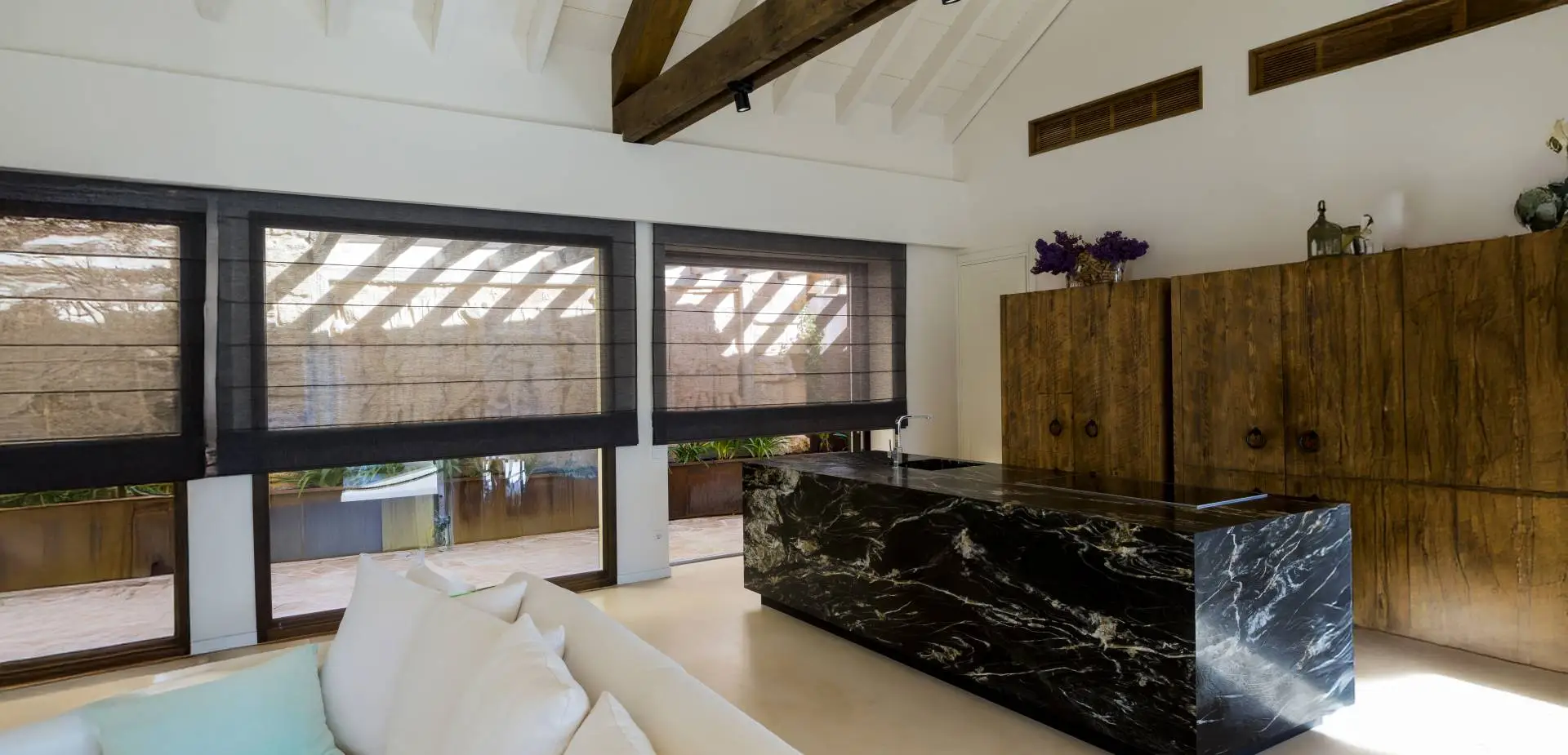 Cortina plegable Bandalux en estancia clásica con luz natural