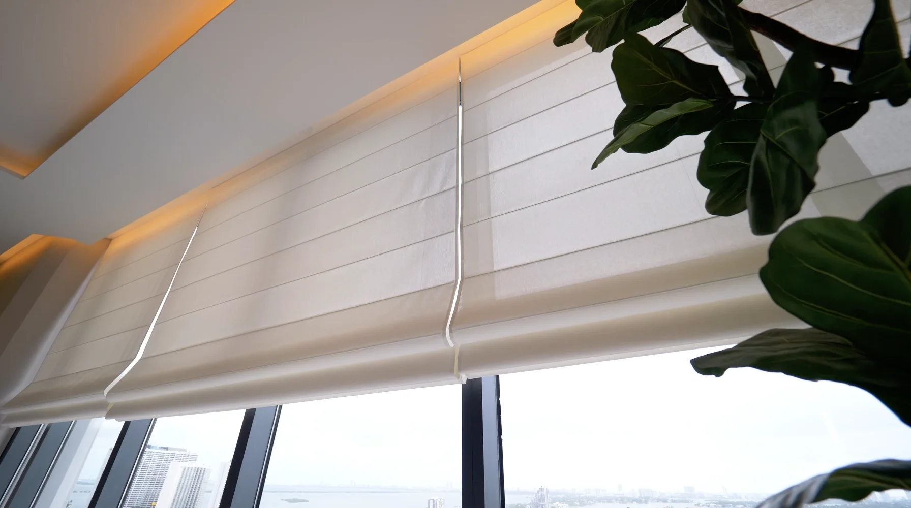 Plegable Bandalux en salón clásico con pliegues definidos