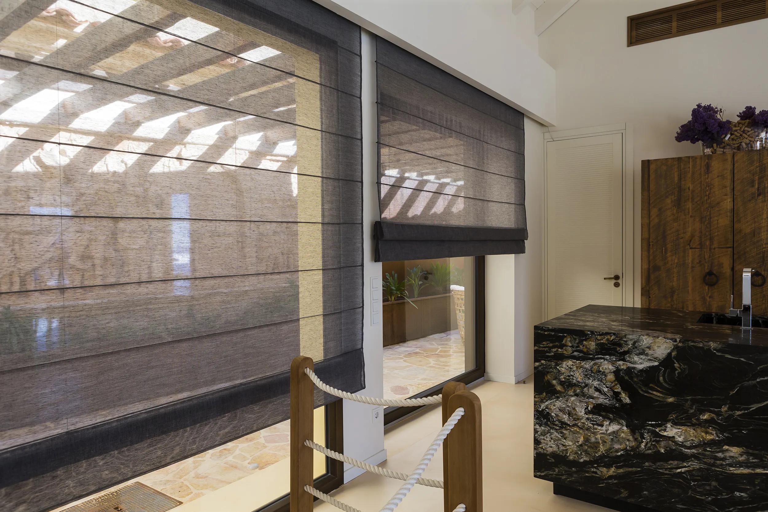 Sistema plegable con varilla — pliegues definidos y estructura uniforme