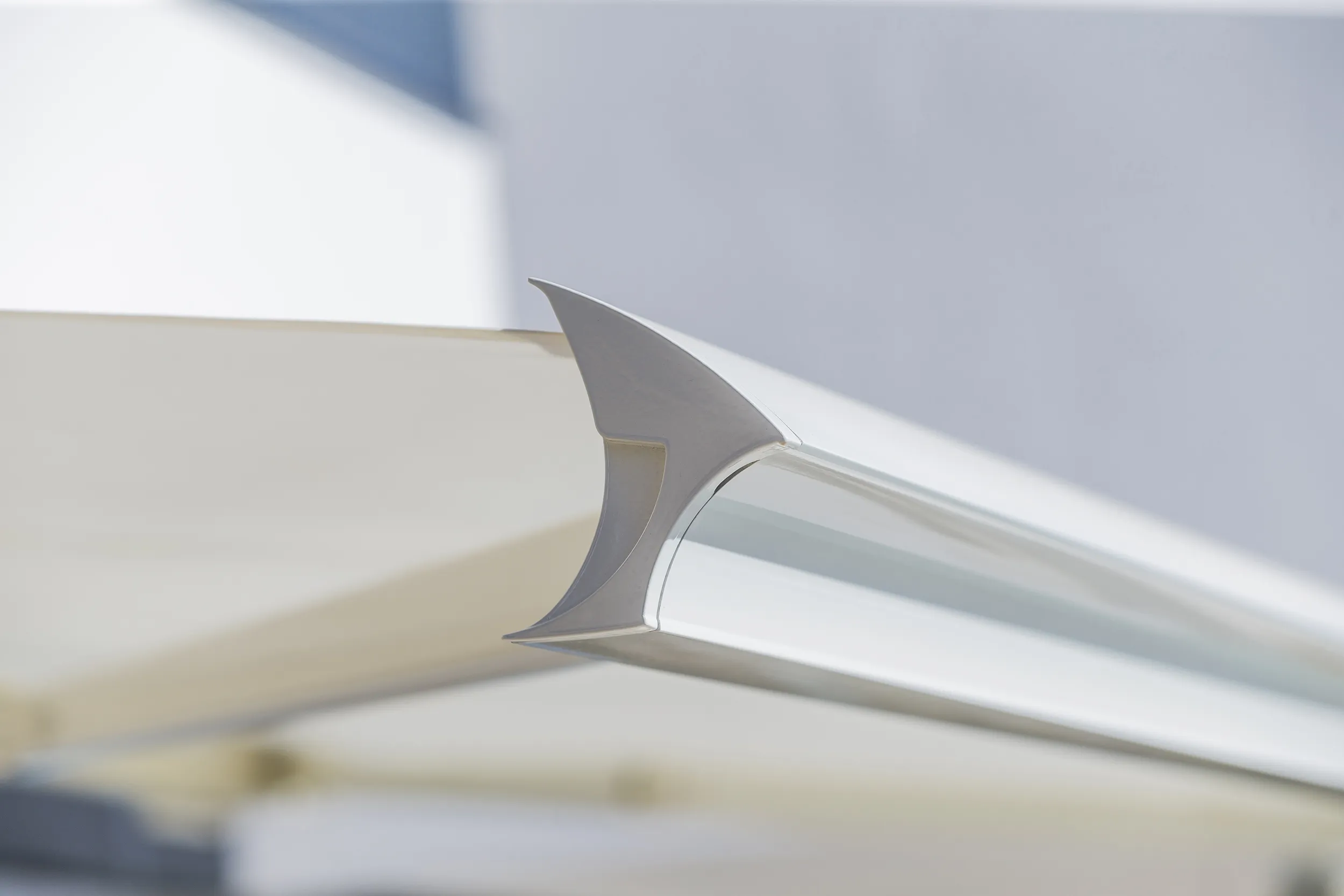 Toldo exterior vertical en fachada moderna con sombra uniforme