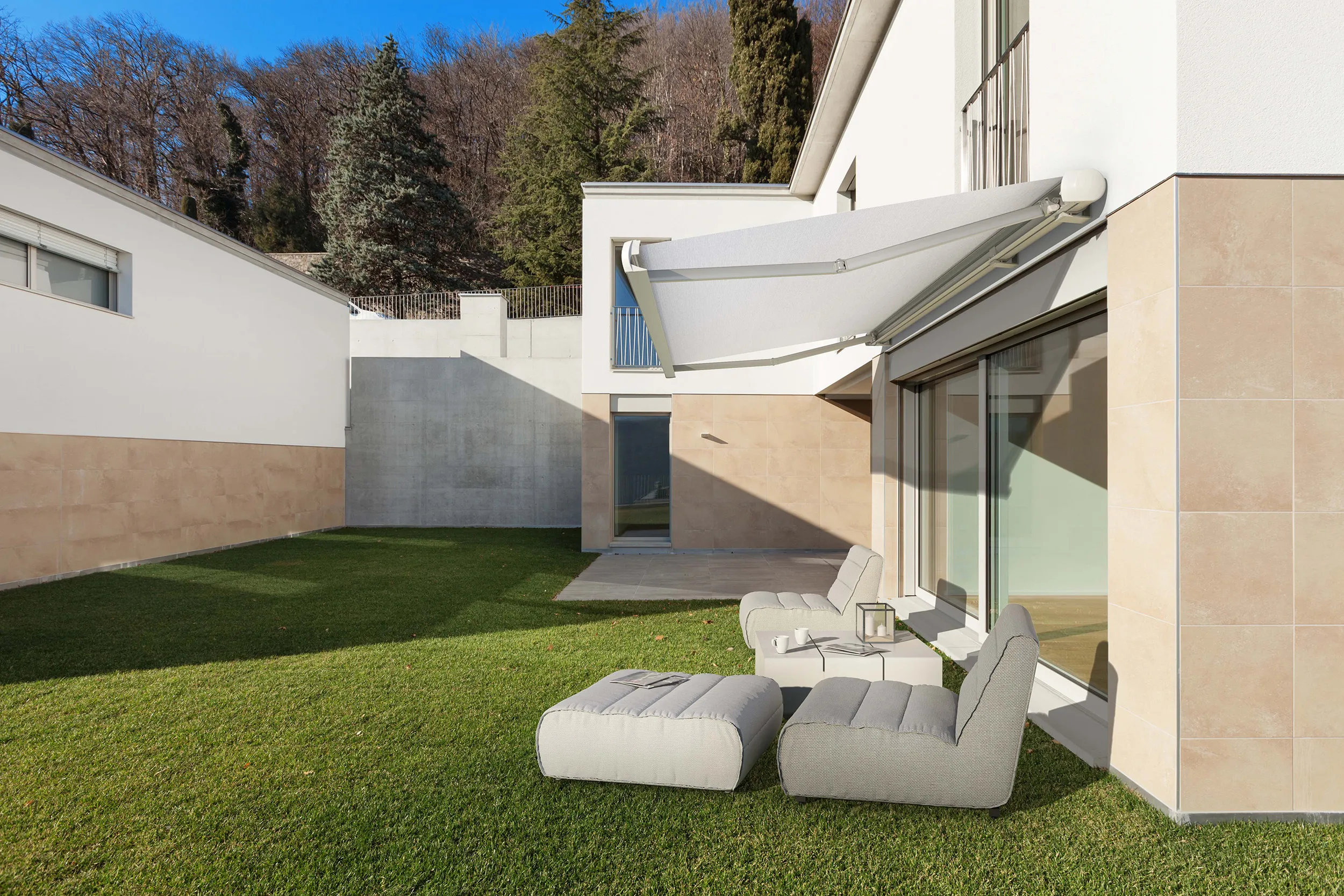 Toldo vertical en balcón de edificio residencial con luz tamizada