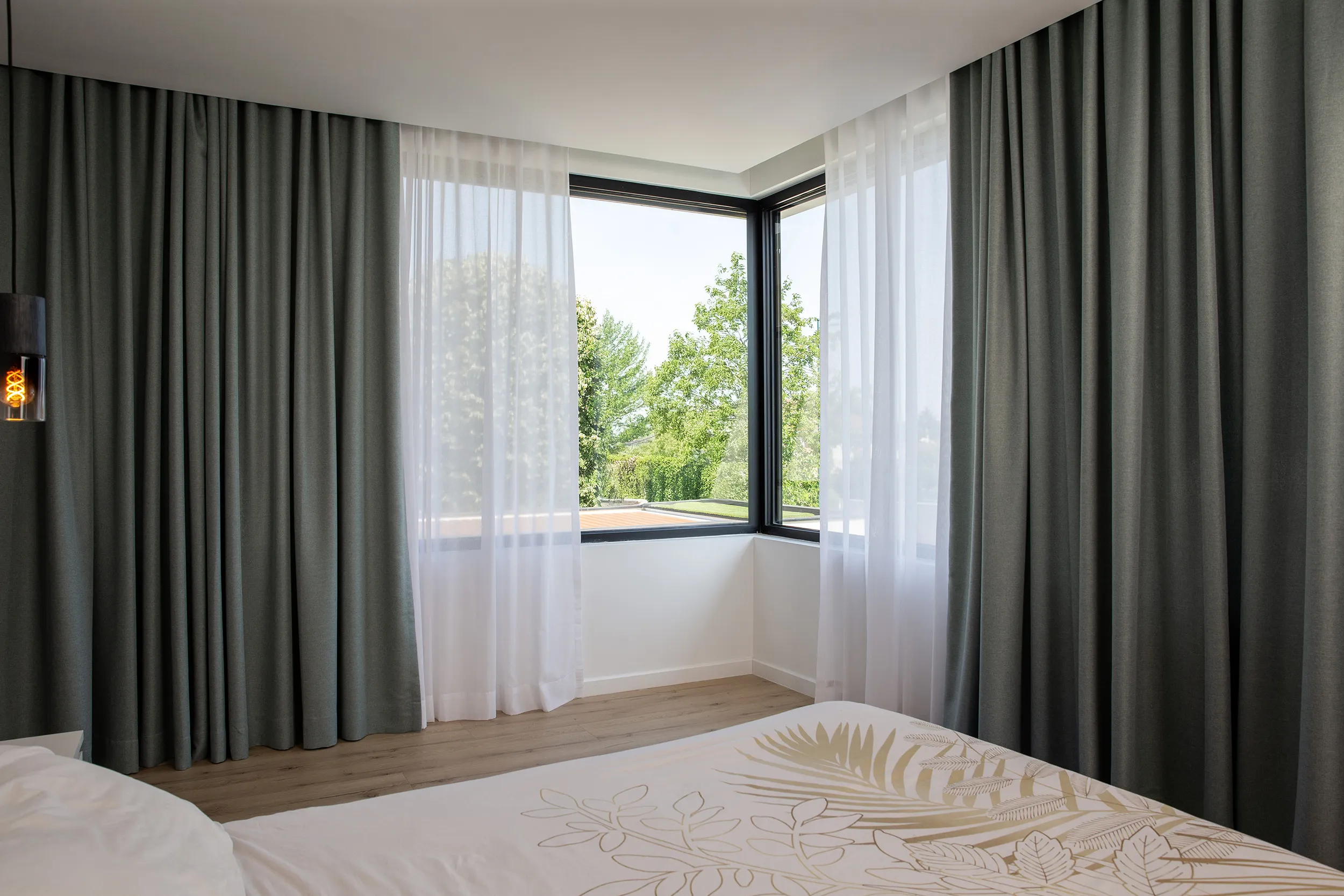 Detalle de cortina con ondas perfectas en tejido neutro
