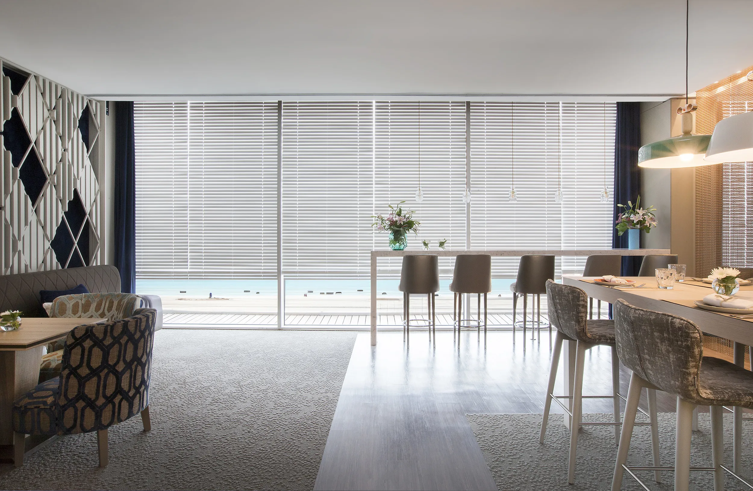 Venecianas en salón con parquet y decoración nórdica
