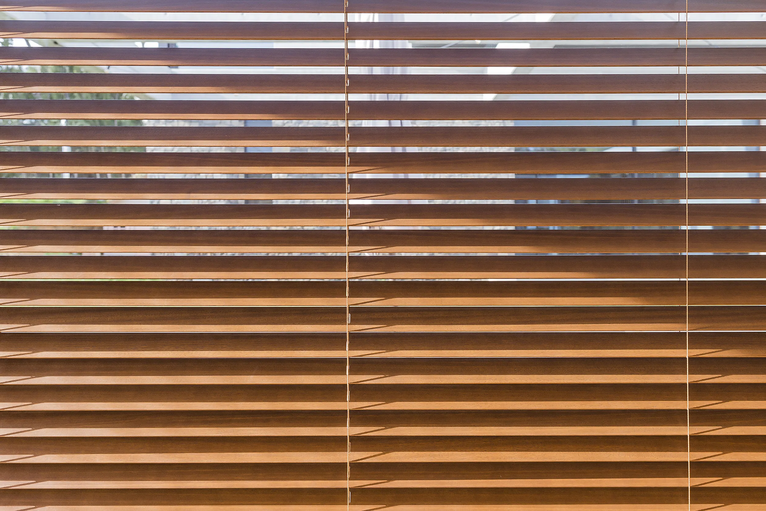 Venecianas de madera en dormitorio cálido con ambiente acogedor