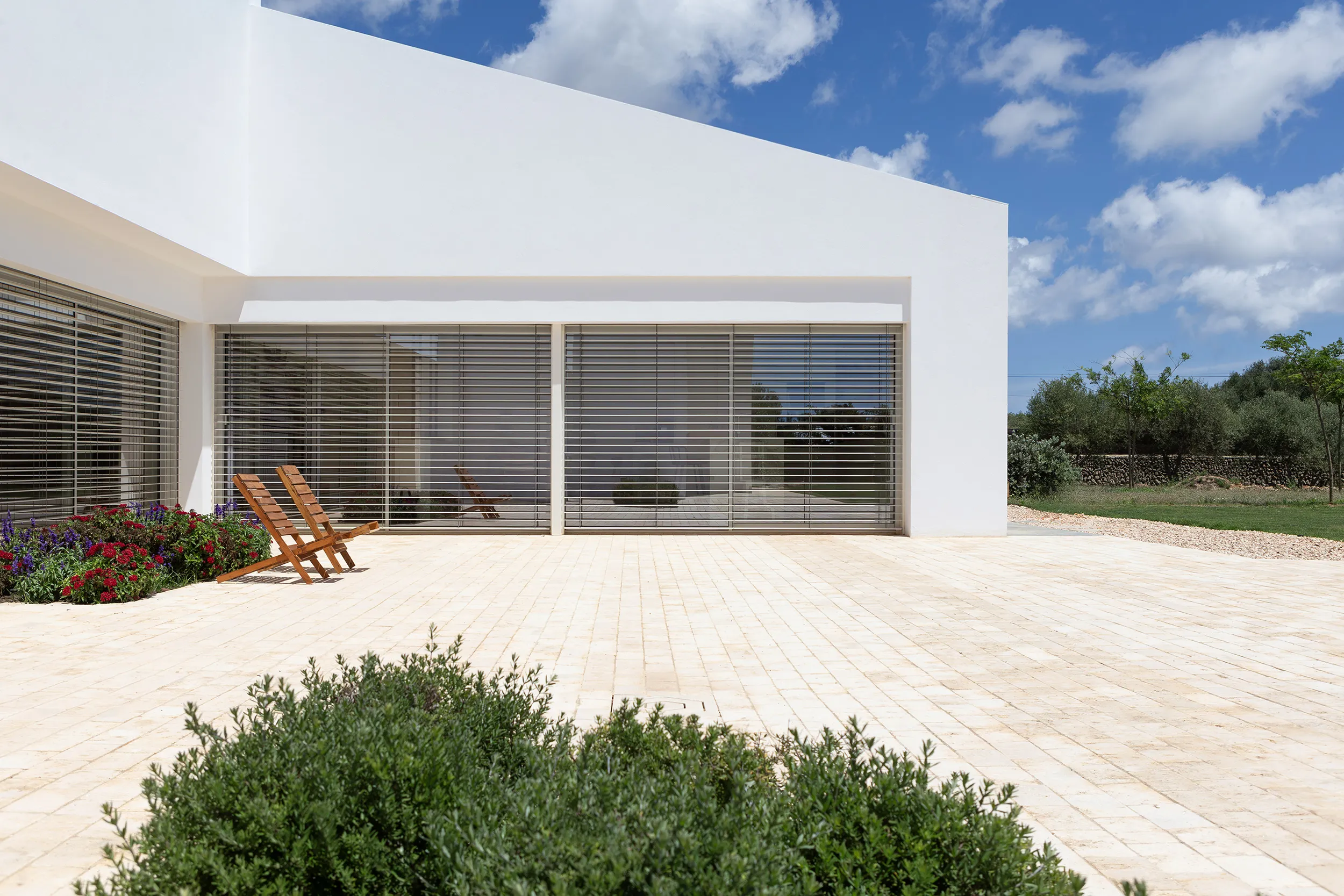 Lamas venecianas en cocina moderna con ventana al jardín