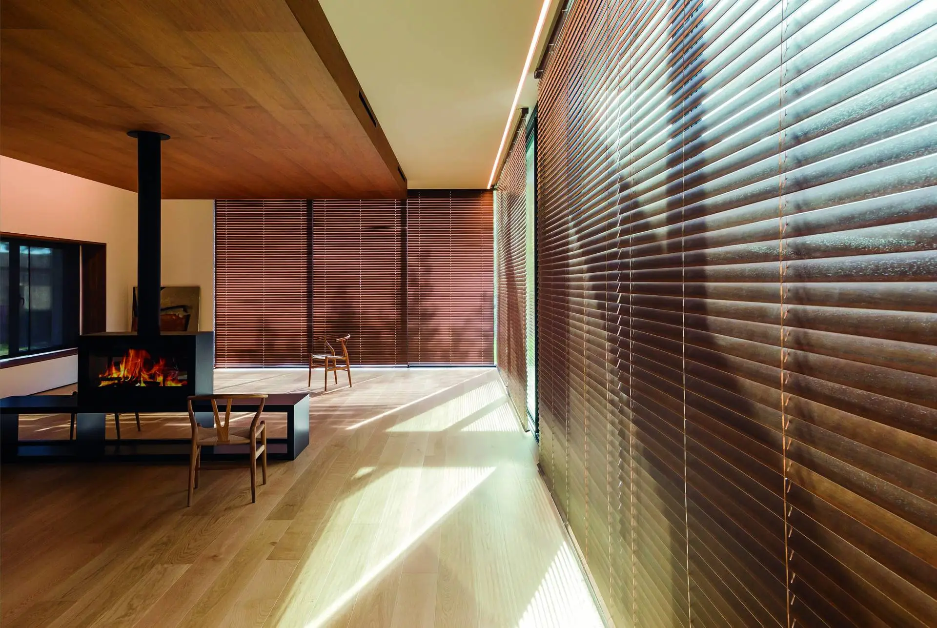 Venecianas Bandalux en estancia moderna con luz natural filtrada