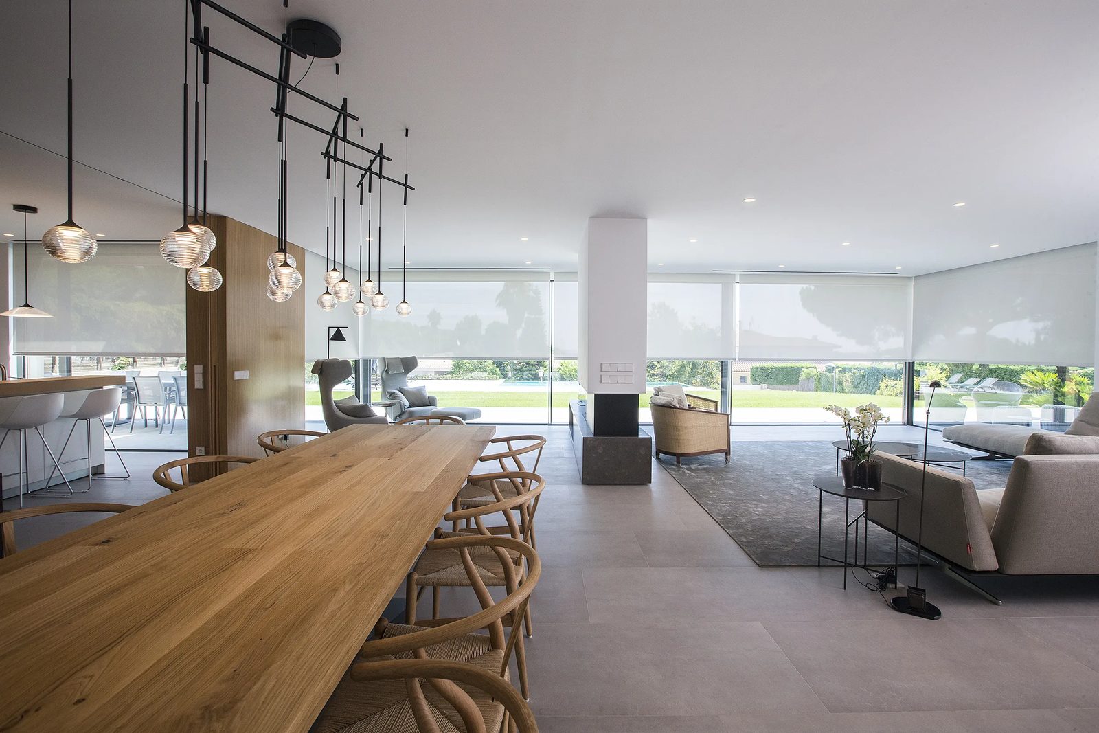 Estores enrollables en comedor open-plan de lujo