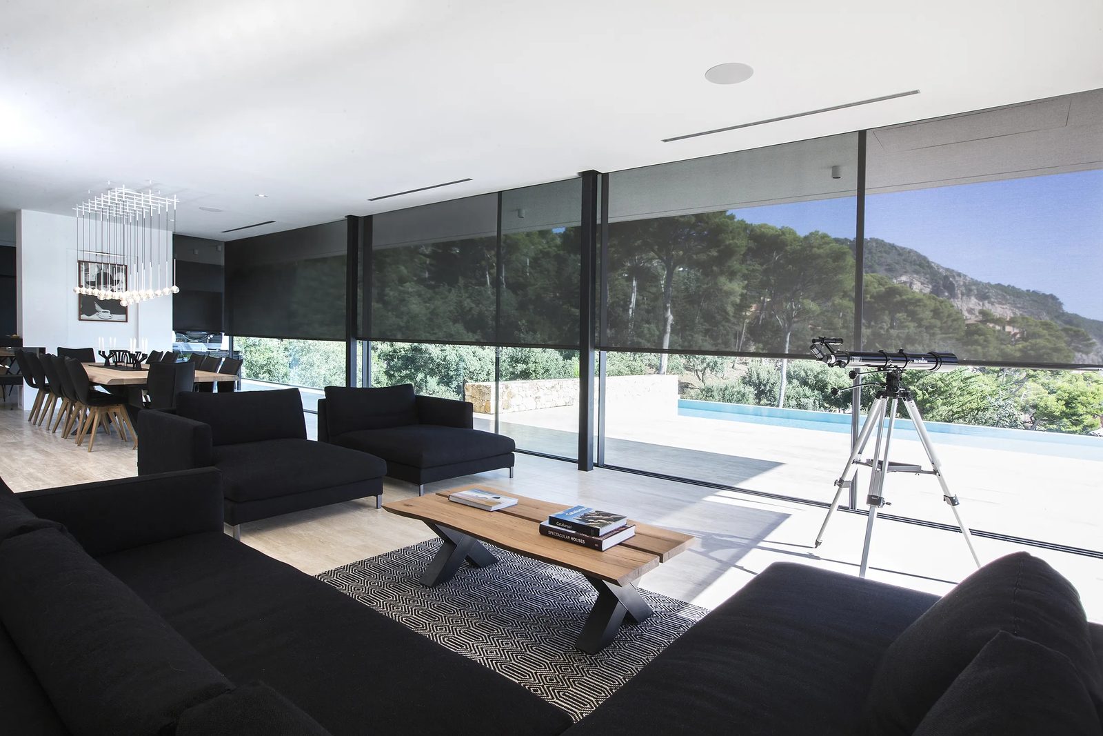 Screen oscuro en salón con vistas al mar y montaña