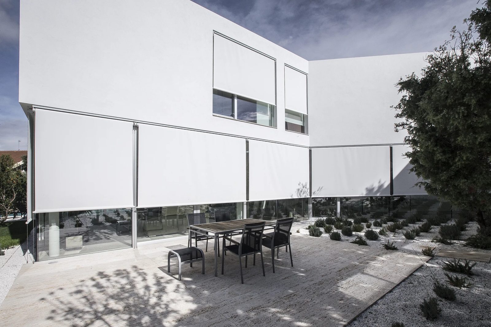 Enrollables en fachada acristalada de villa moderna