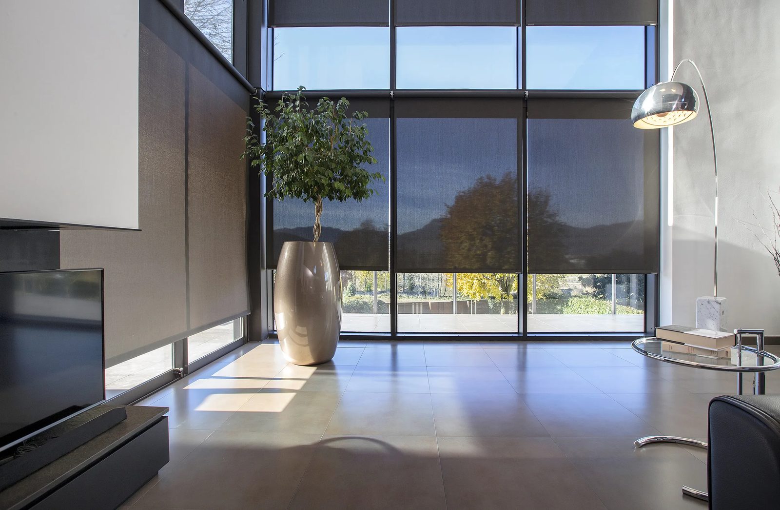 Estor screen en cocina moderna con jardín