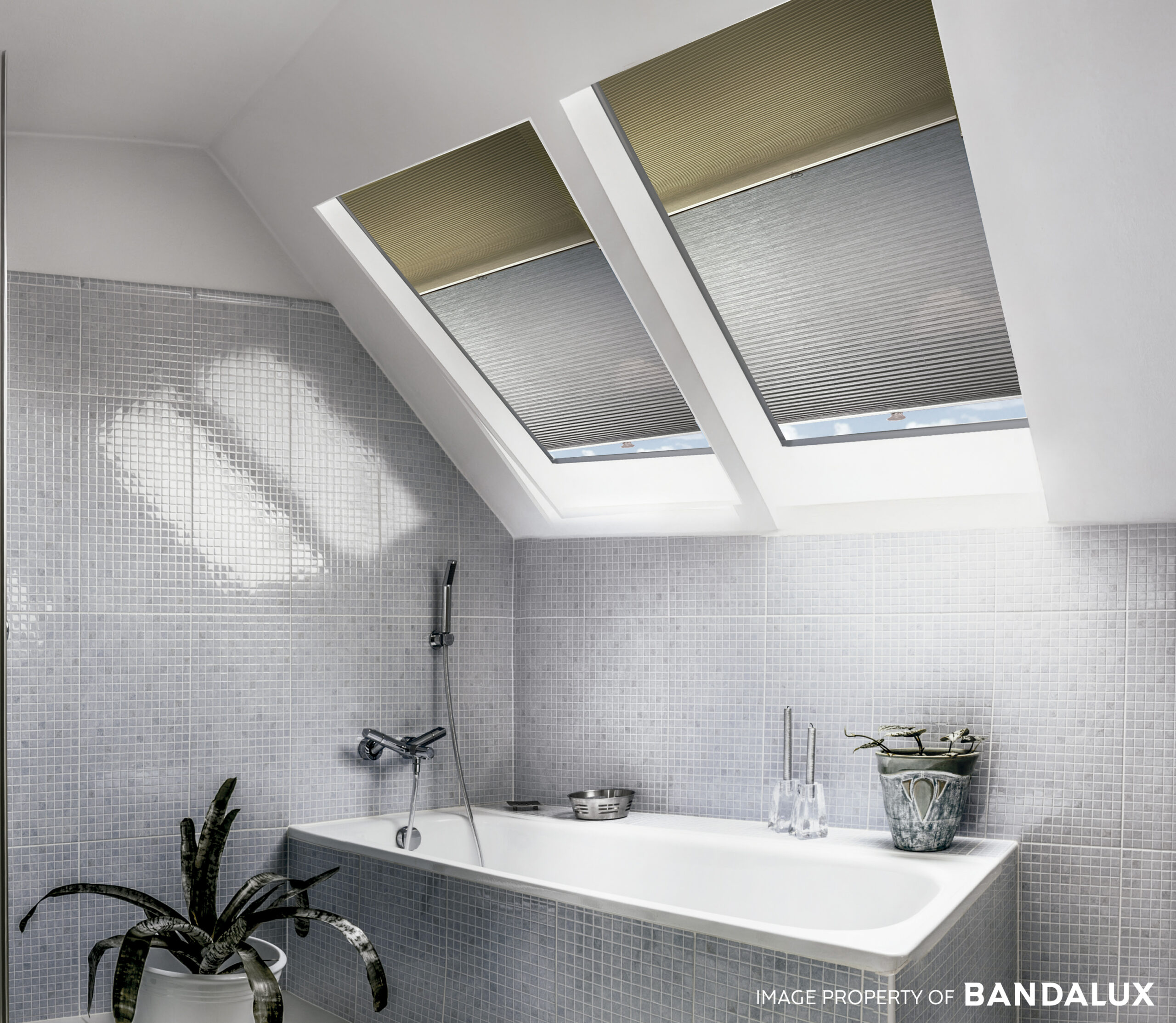 Fit Bandalux en ventana de tejado inclinada con tejido claro