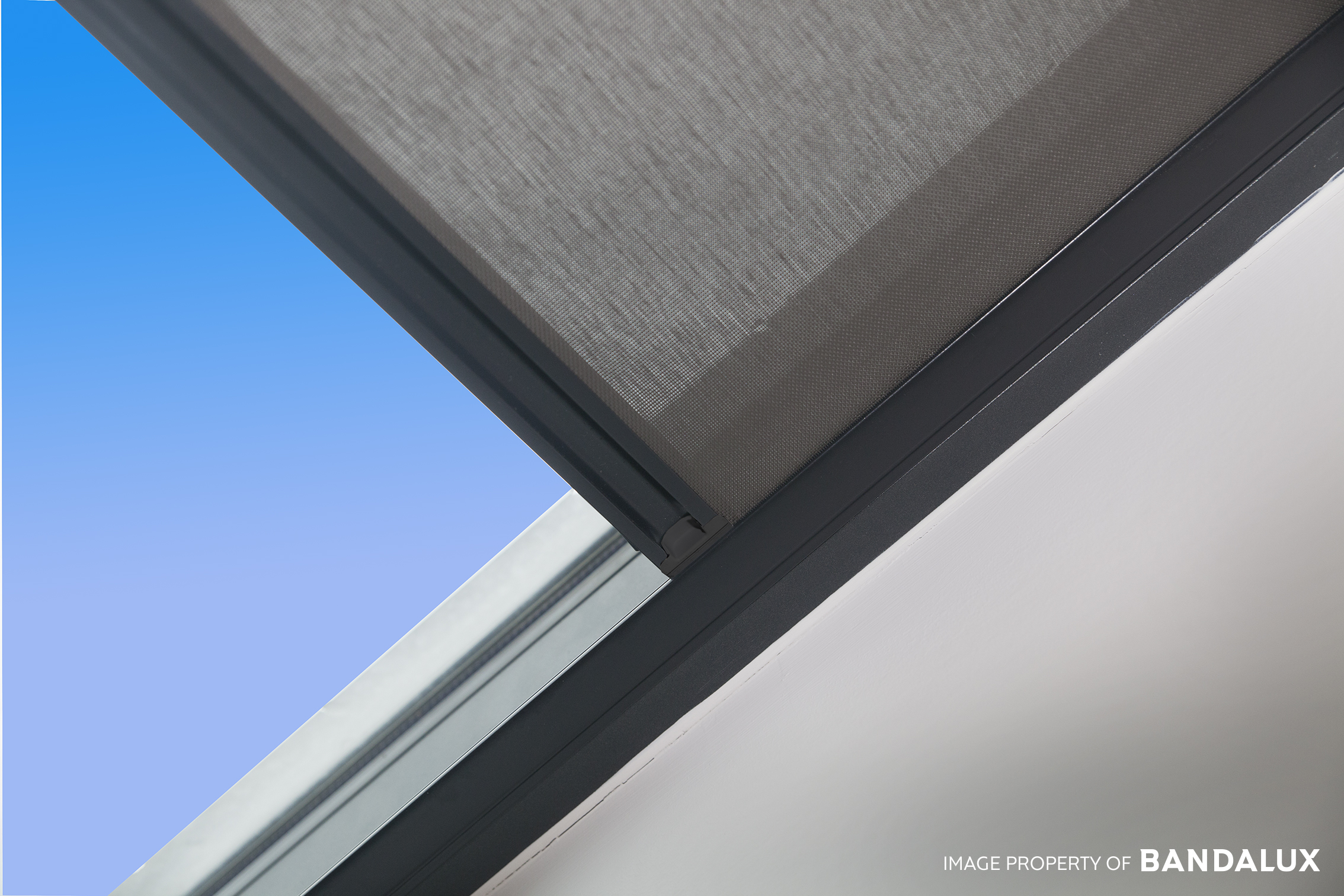 Sistema Fit instalado en ventana de buhardilla, vista lateral