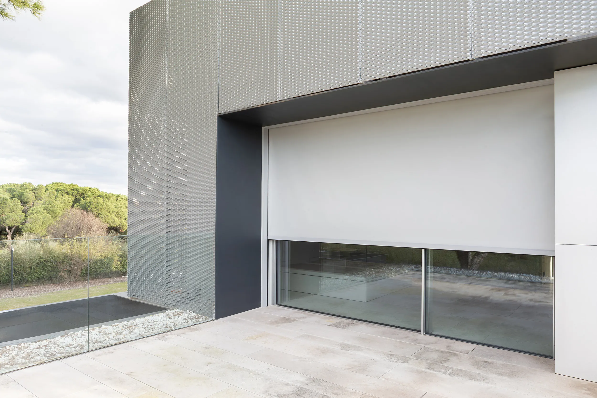 Estor exterior sobre ventanal en fachada arquitectónica
