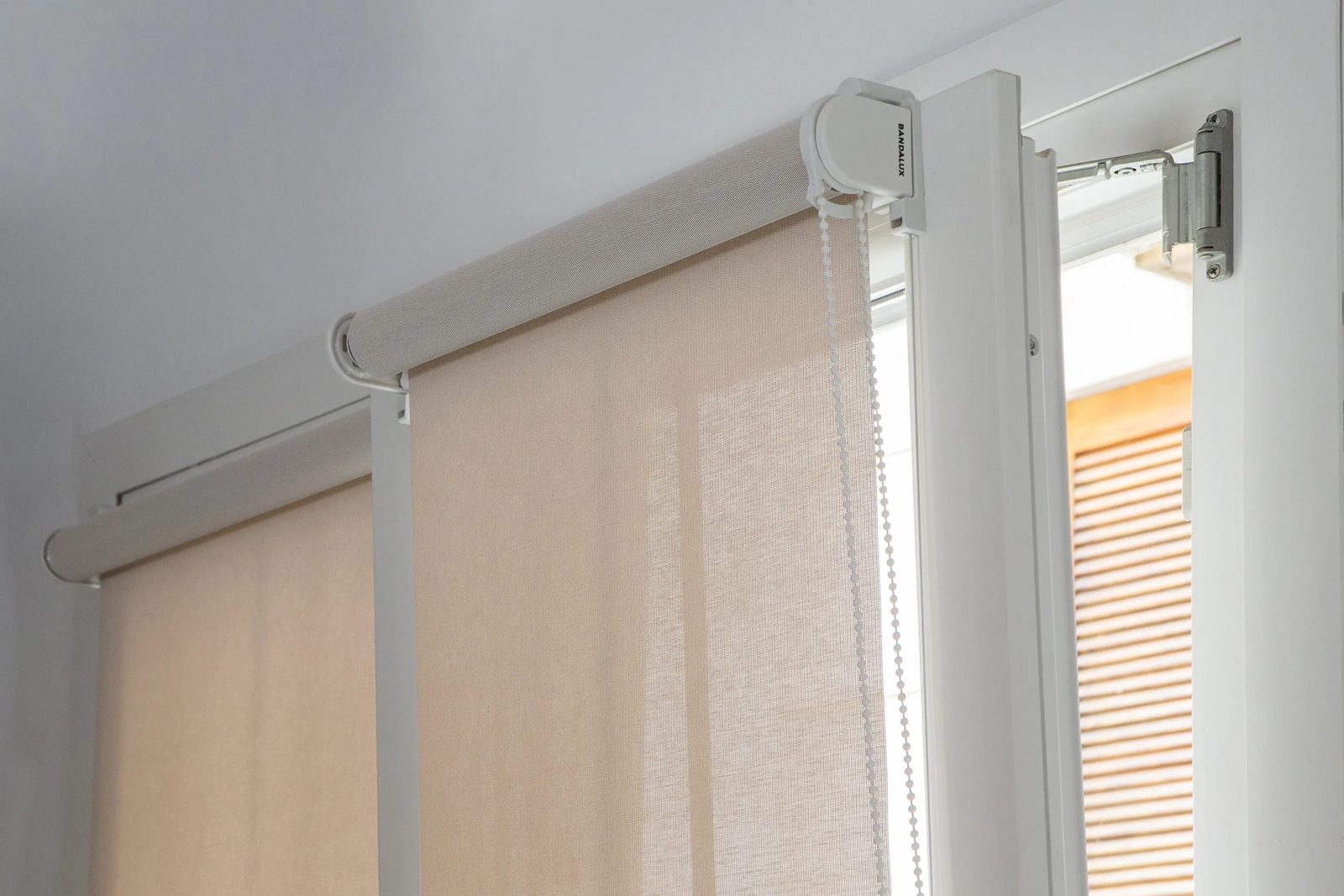 Estor sin perforar en dormitorio con luz filtrada