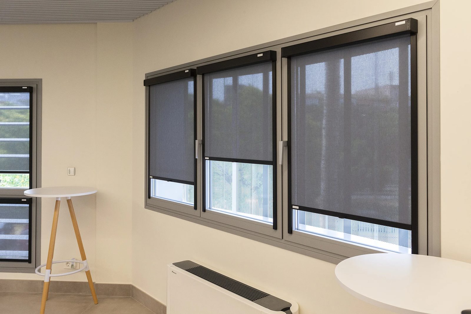 Sistema reversible sin perforar en ventana de oficina