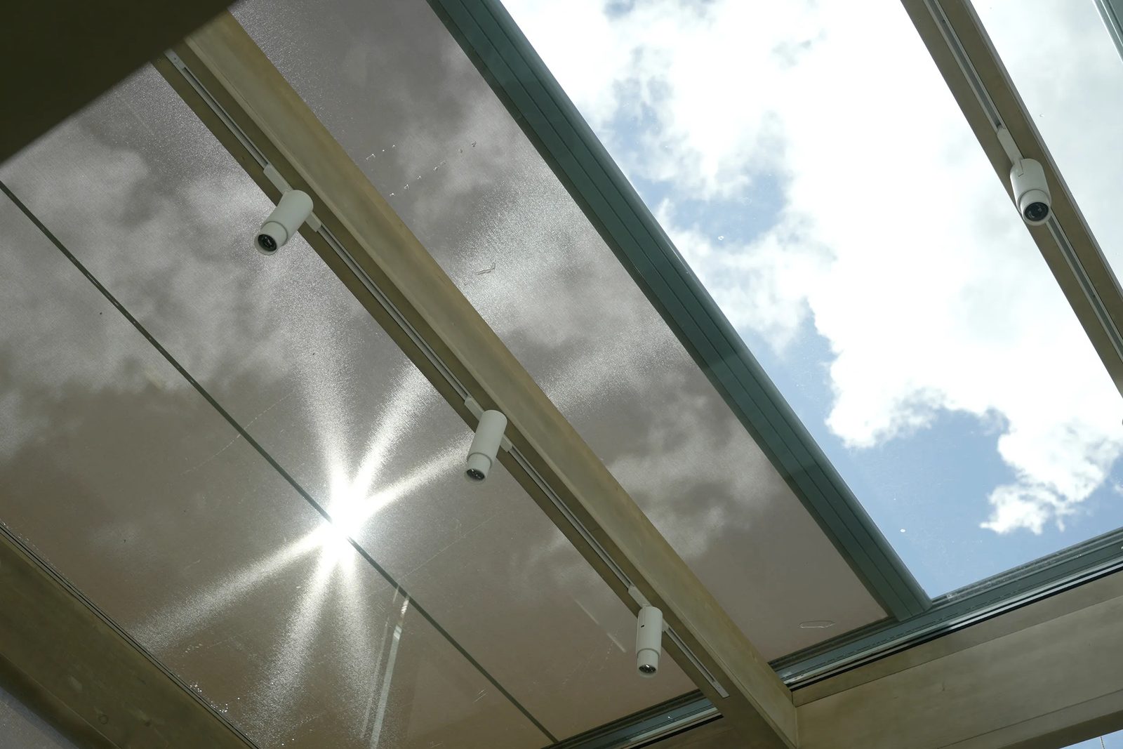 Tejido solar de veranda filtrando la luz del sol