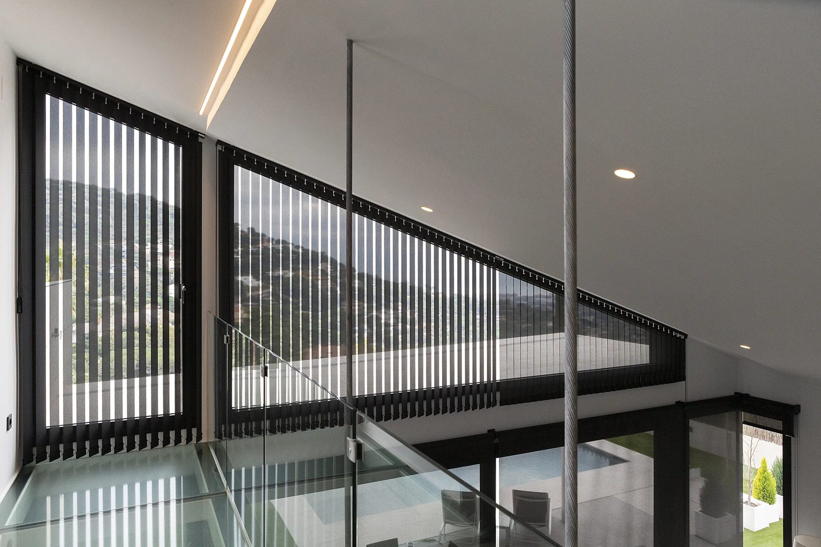 Verticales negros en escalera de villa moderna con vistas a la montaña