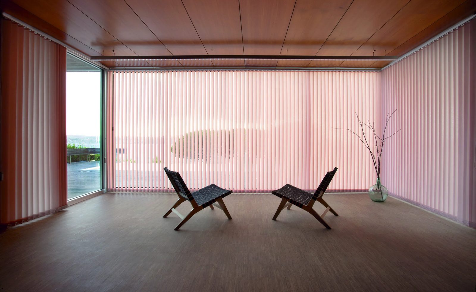Verticales rosas en sala de estar minimalista con terraza